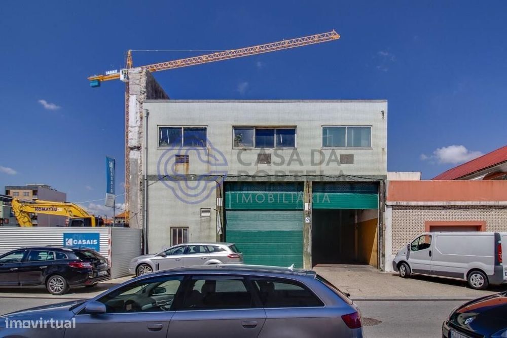 Armazém com 417 m2 na Rua Heróis de França / Matosinhos para construçã