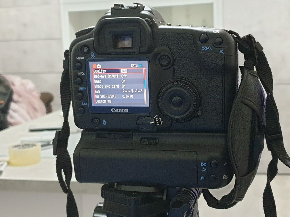 Canon EOS 30D z obiektywem i gripem