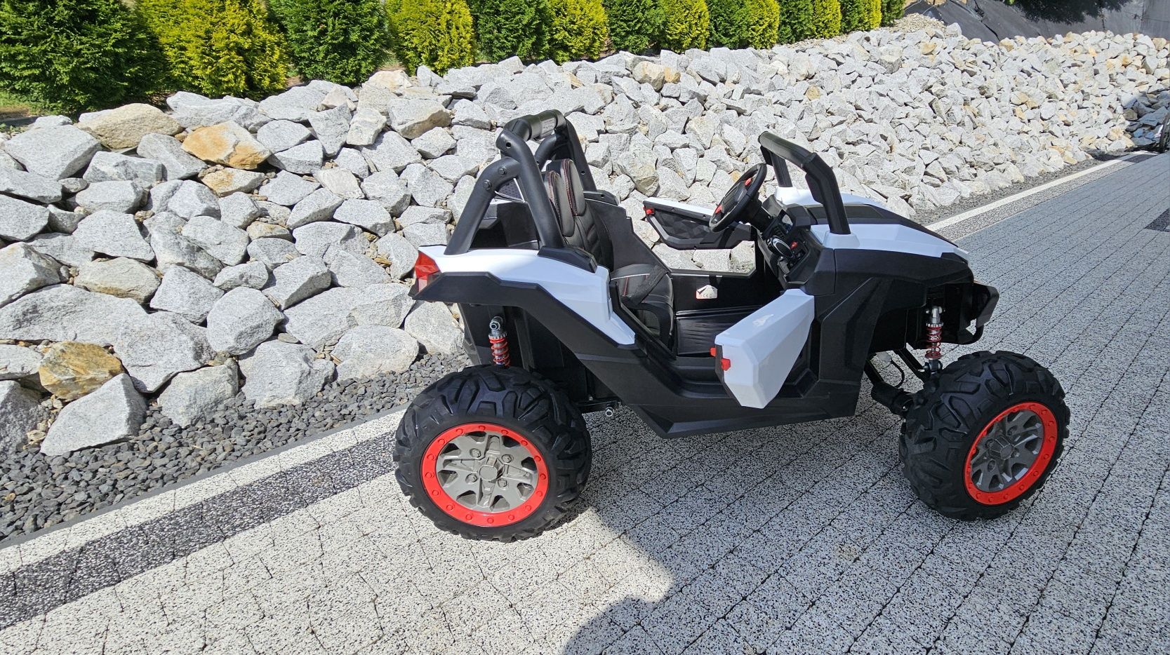 Buggy na akumulator 2 osobowy, 4 silniki.