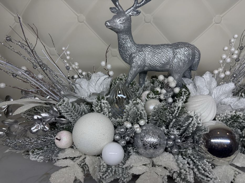 Різдвяна композиція зі штучних квітів