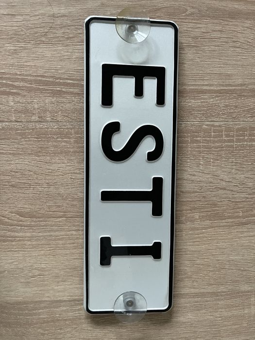 Tablica z napisem Esti do auta rejestracja