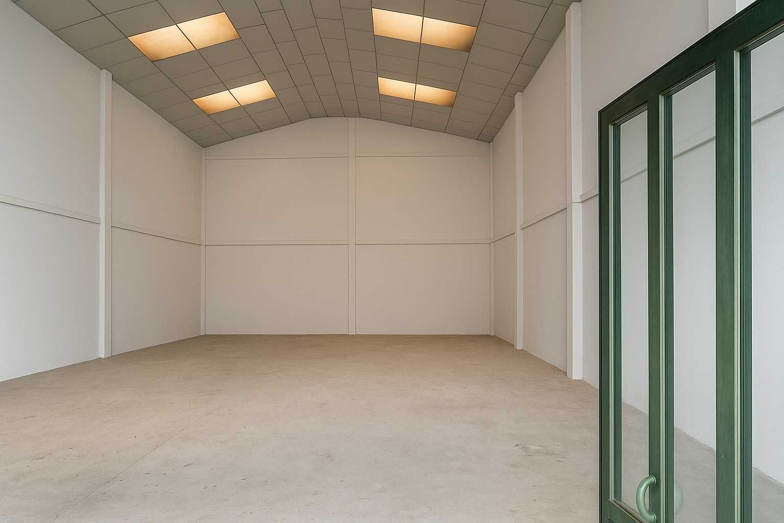 Aluga-se Armazém com 110m2