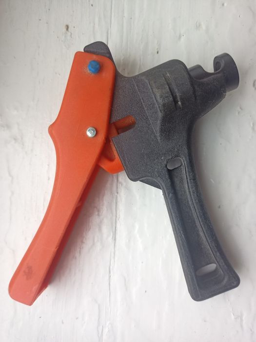 Пробій-дірокол для лейфлета.