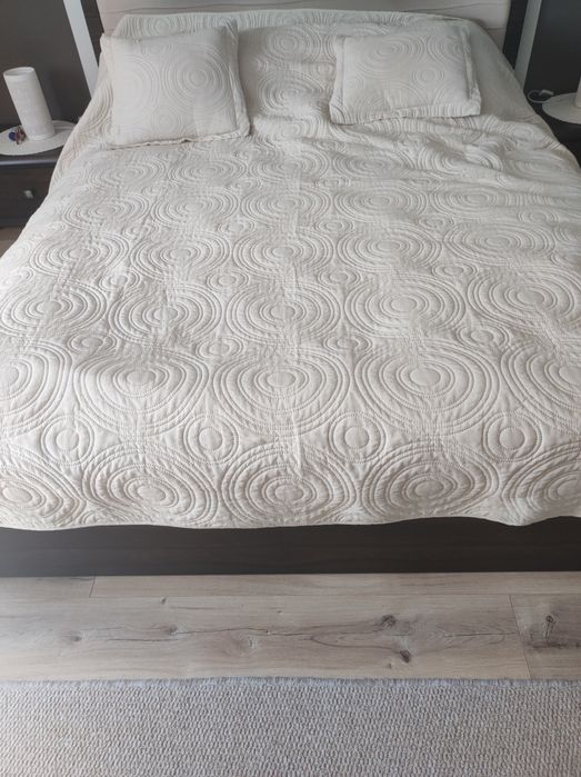 Narzuta i poduszki na łóżko