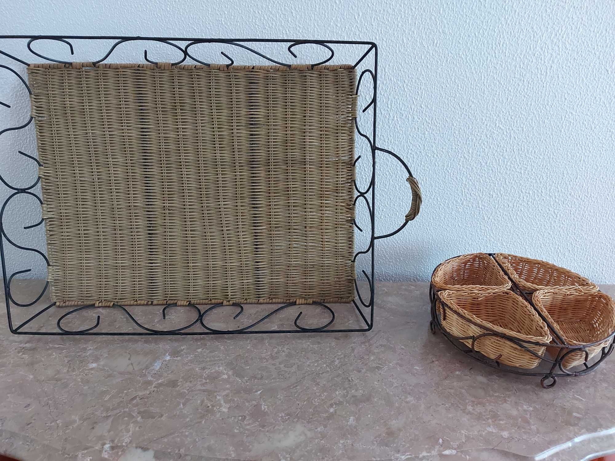 Conjunto em palhinha de tabuleiro e cesto para aperitivos