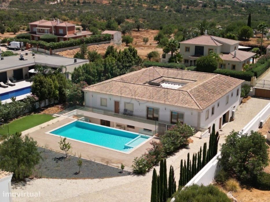 Moradia com piscina e jardim, na Urbanização Cerro Azul, em Quelfes...