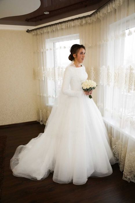 Весільна сукня зі шлейфом