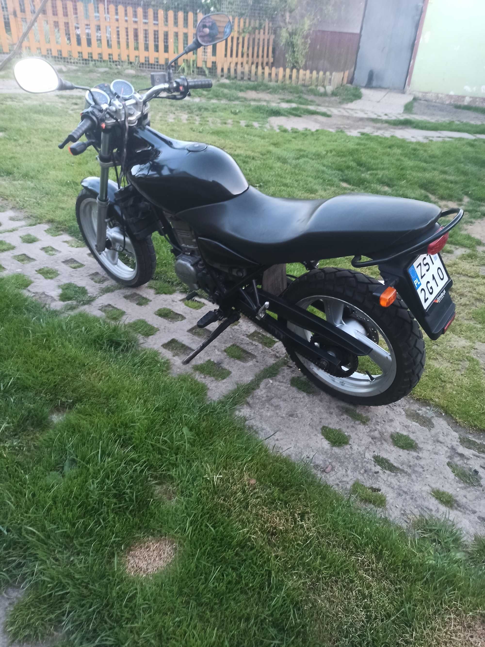 MZ RT 125 4T Pali na dotyk.