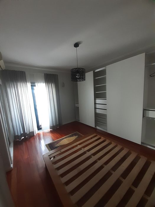Arrenda-se T2 c/terraço e lugar de garagem
