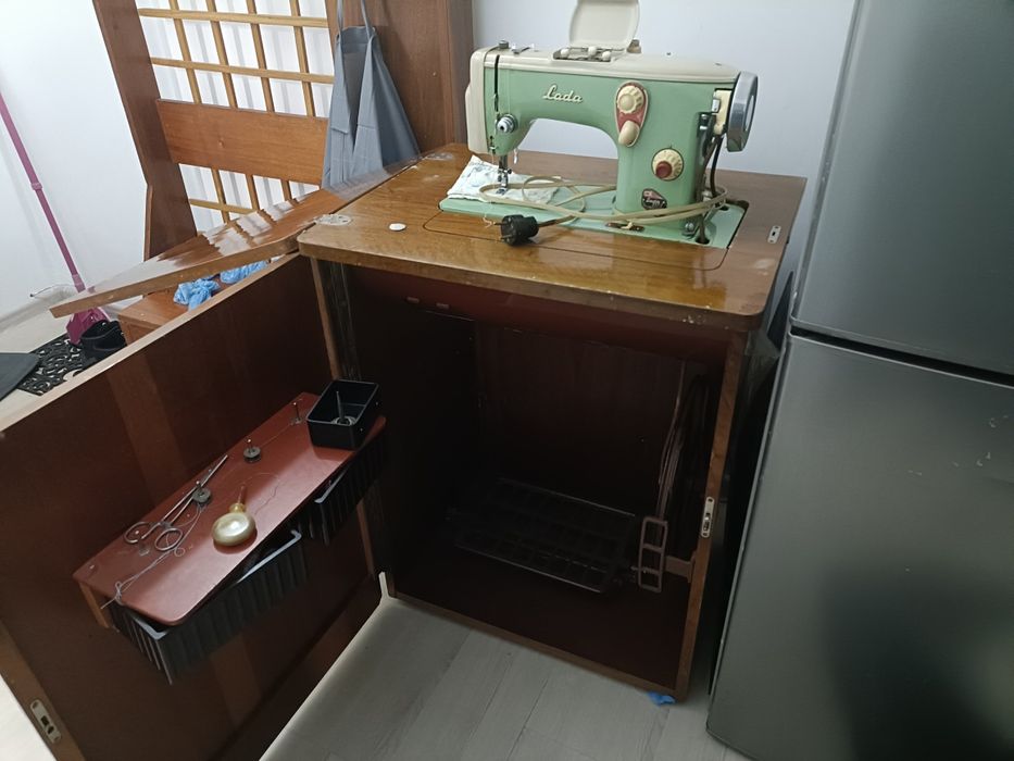 Швейна машинка Лада електрична