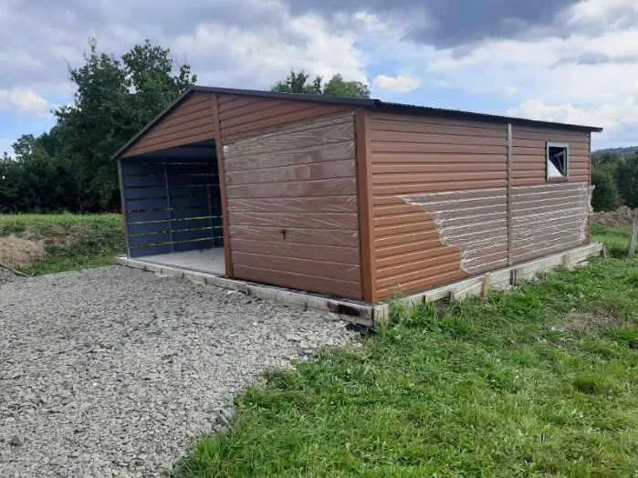 Garaż jednostanowiskowy 3x5 m z wiatą, blaszak drewnopodobny