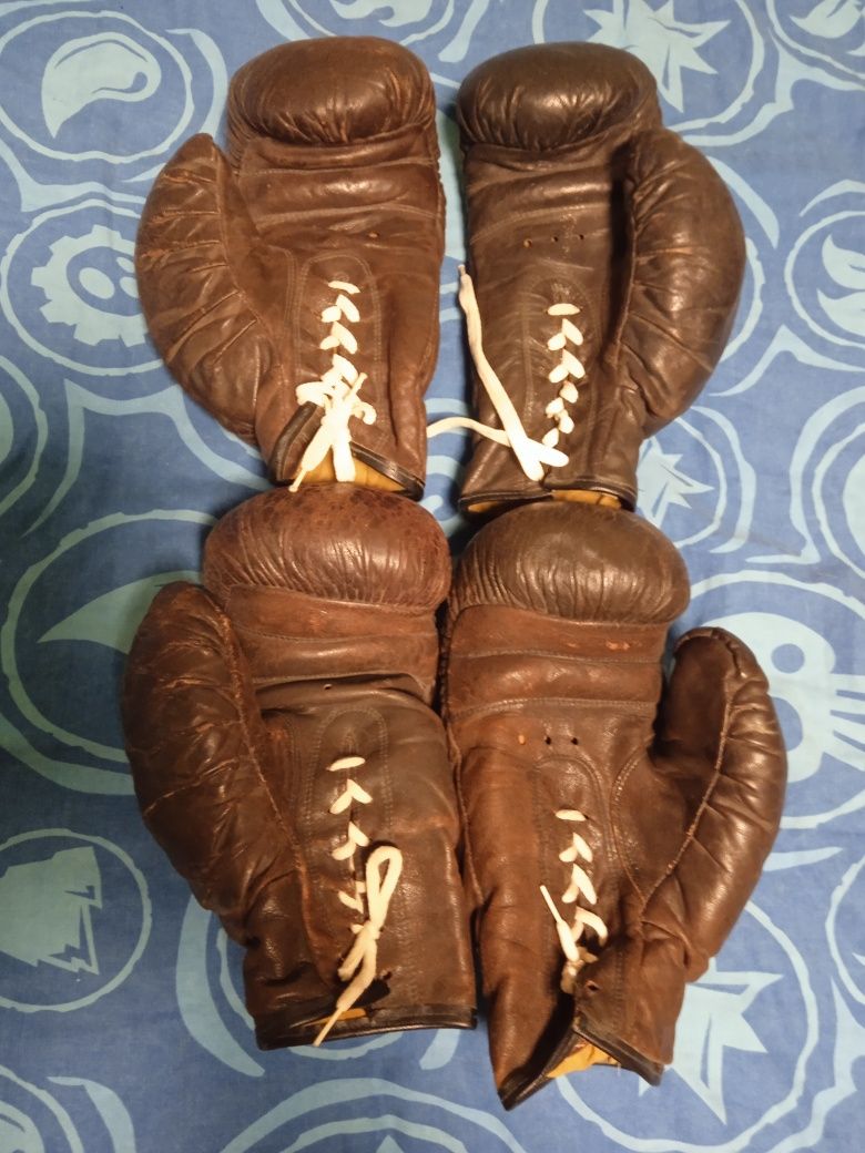 Перчатки кожаные боксерские.Ролики черно-красного цвета р.32-35 и сини