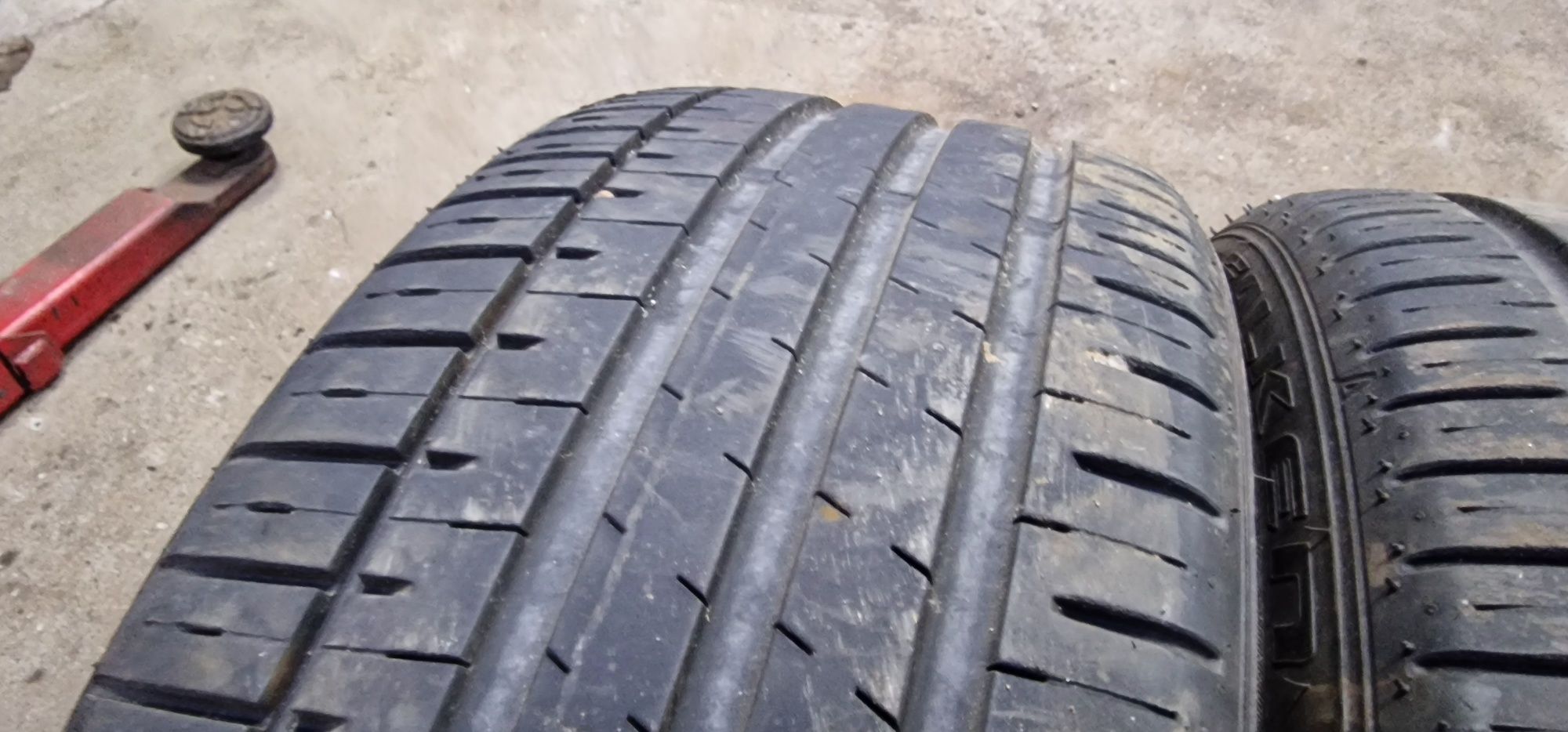 Opony letnie 235/45 R19.