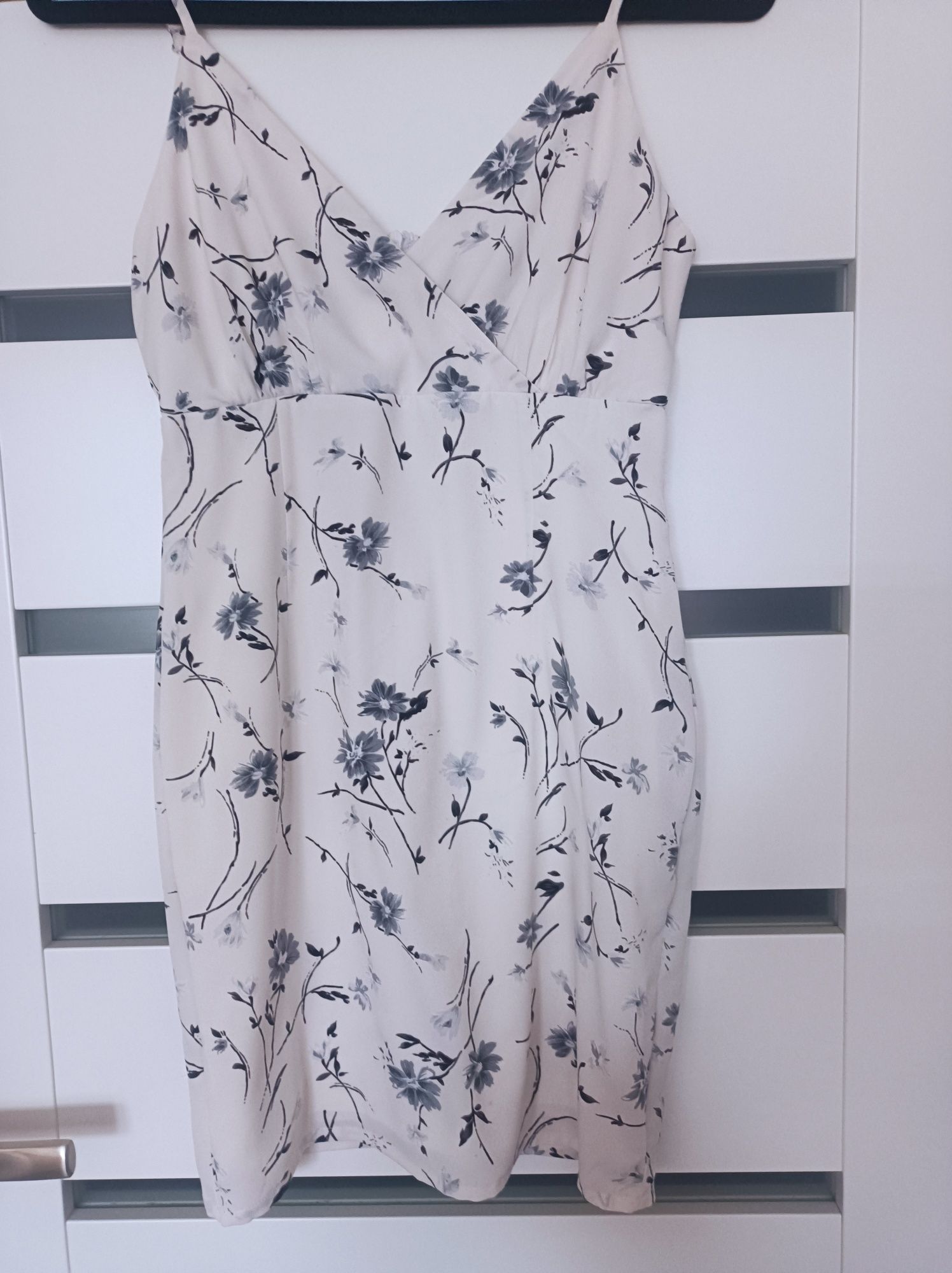 Śliczna sukienka, podszewka, kwiatki Missguided