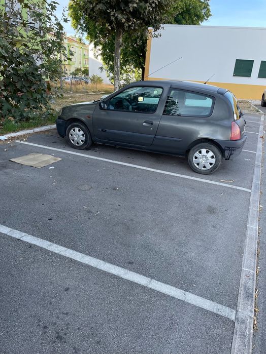 Clio 1998 para peças, a trabalhar