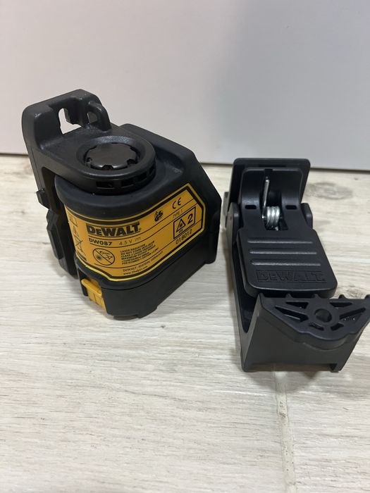 Лінійний лазарний рівень DeWALT DW087