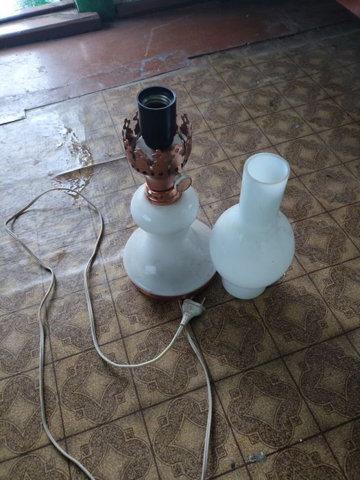 Продам настільну лампу