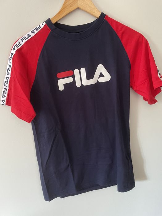 T-shirt Fila azul e vermelha
