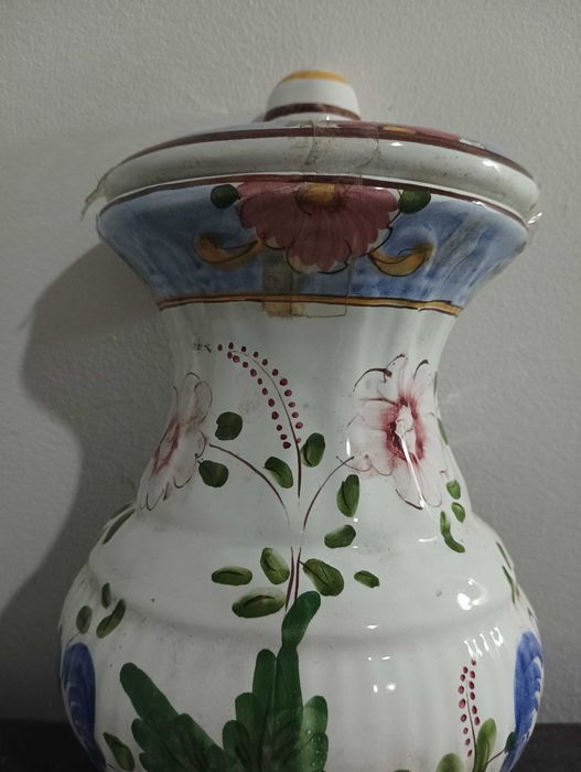 Peça de louça decorativa muito antiga