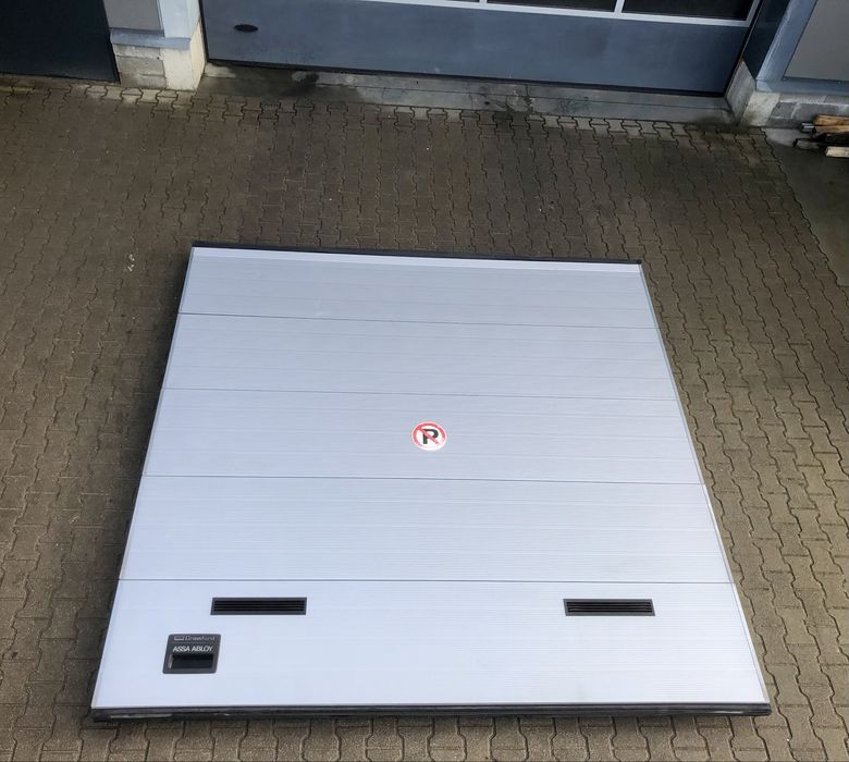 Bramy 305 x 300 panelowe segmentowe garażowe przemysłowe rolowane