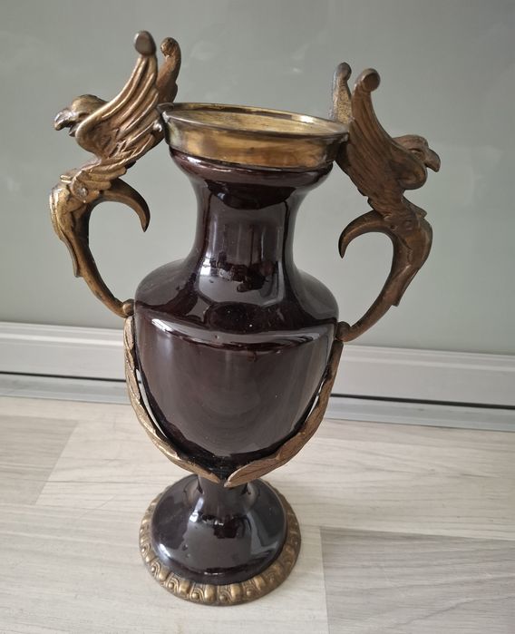 Wazon z ozdobnymi elementami