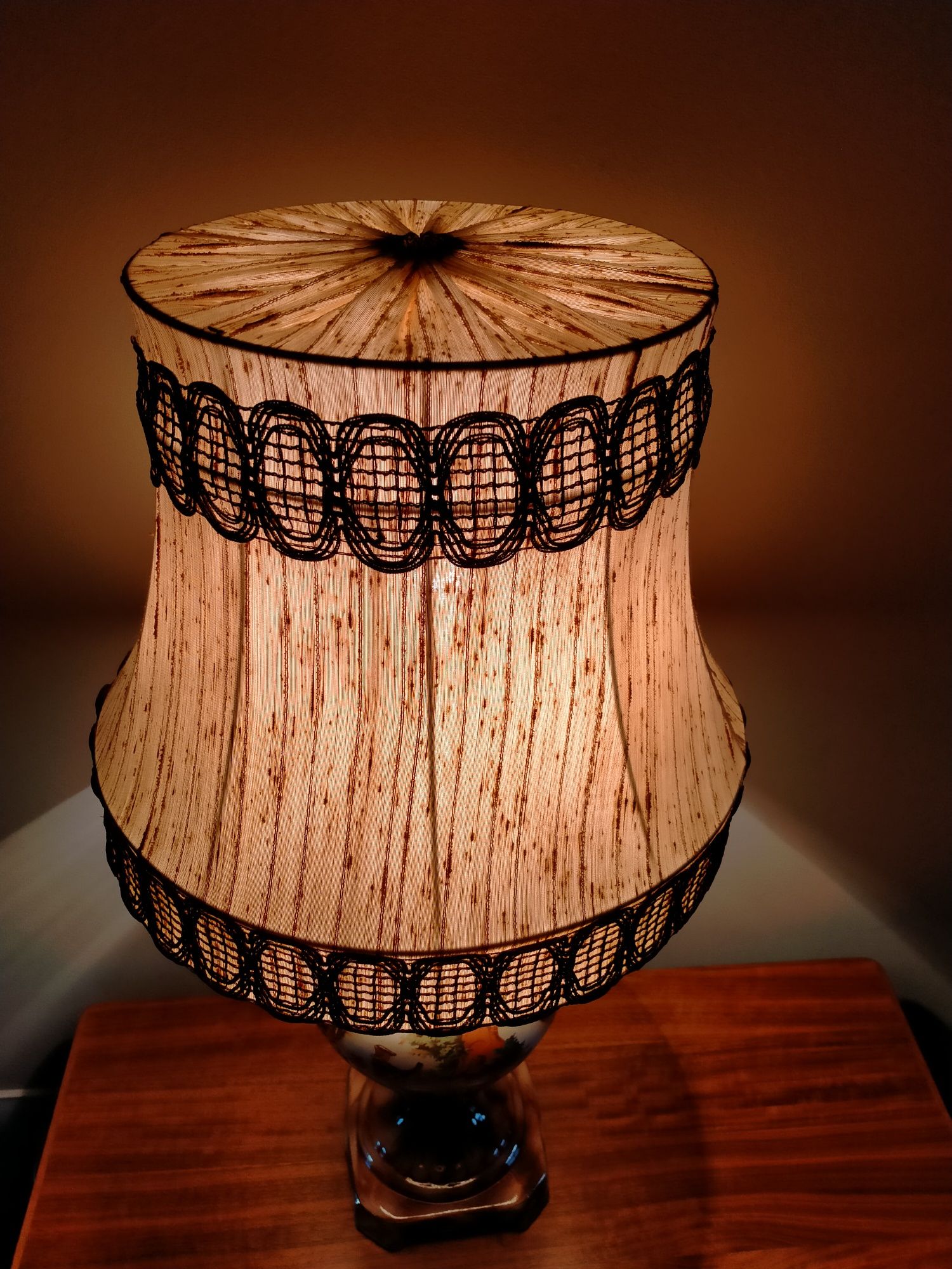 Ceramiczna lampa z abażurem
