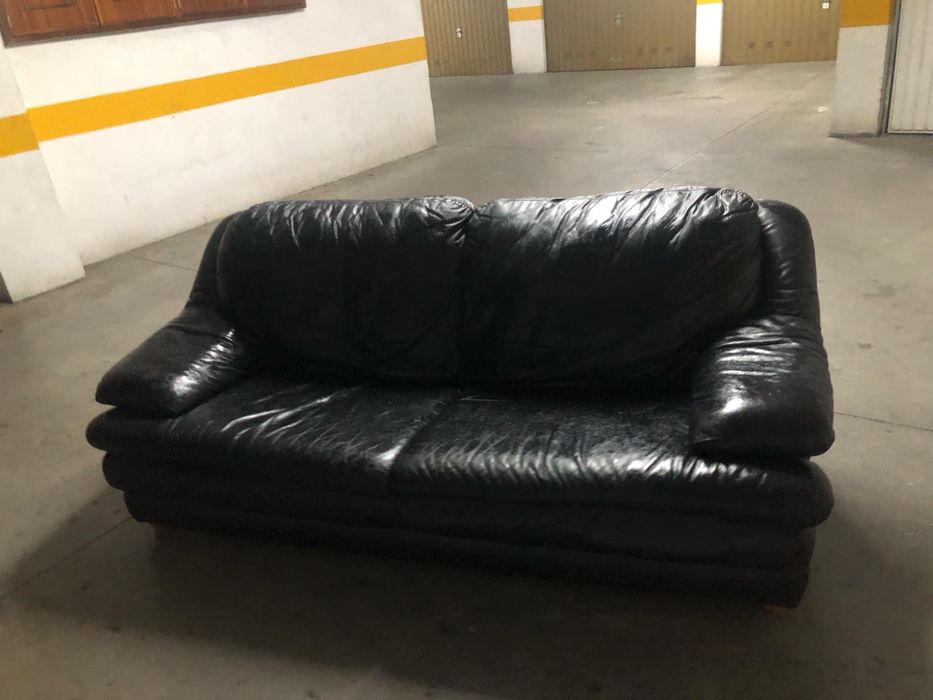 Sofa preto de pele/couro verdadeiro/a em bom estado