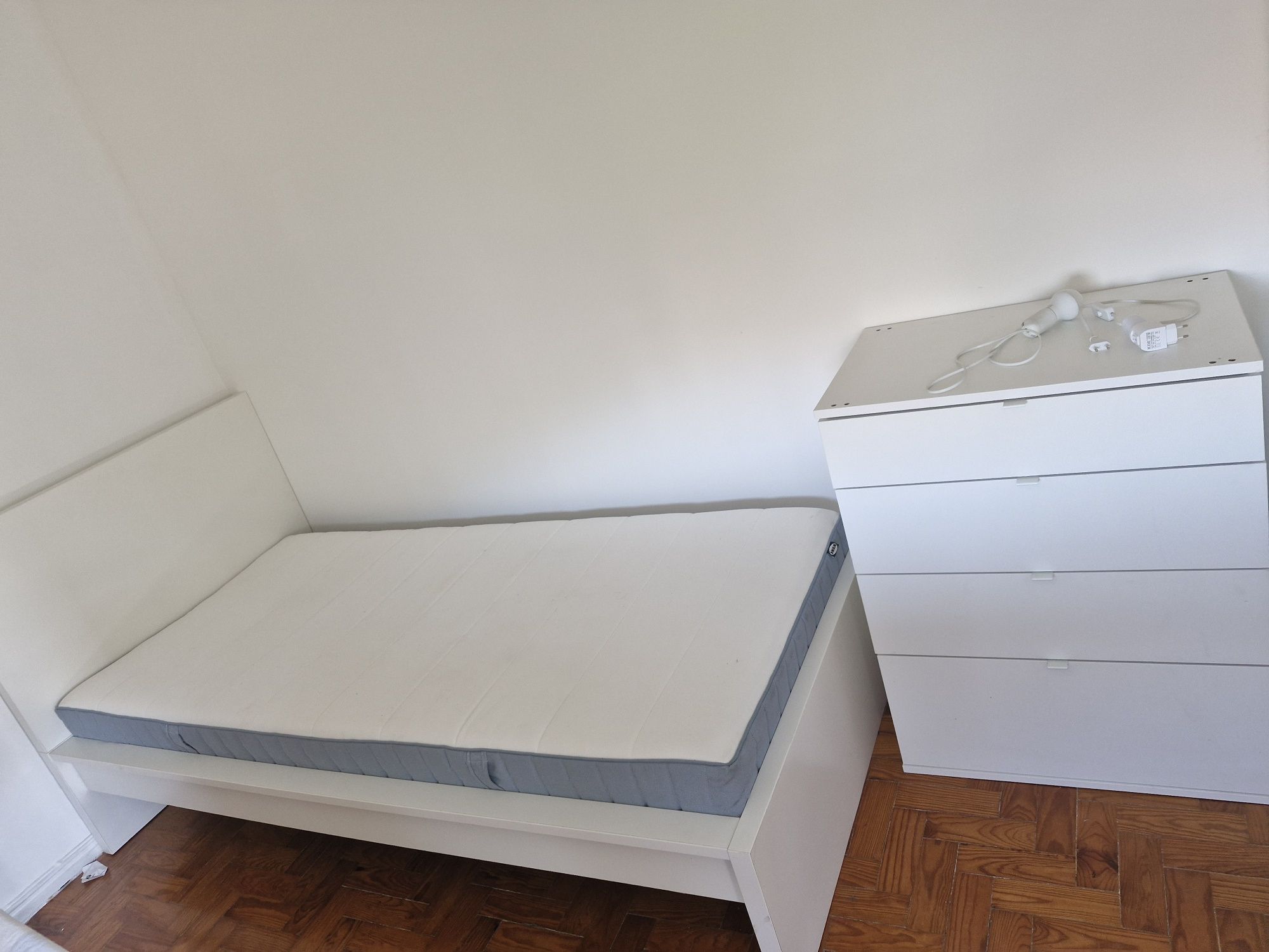 Quarto 
•De frente para rua 400
•