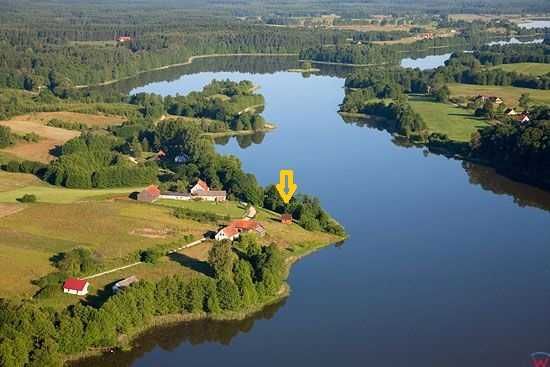 Domek z linią brzegową jeziora Dworackie. Mazury