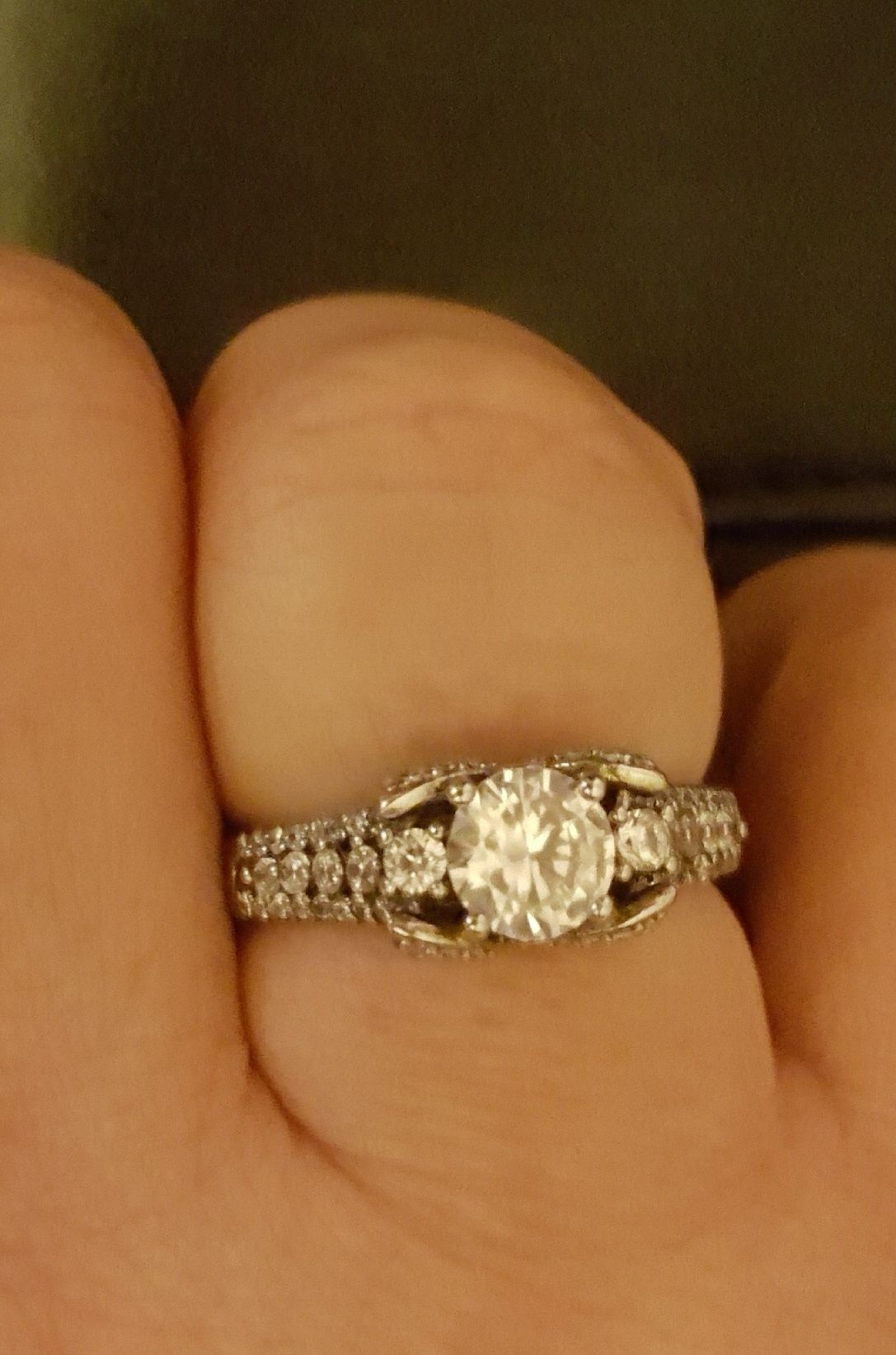 Misternie zdobiony pierścionek zaręczynowy
