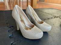Sapatos brilhantes dourados COMO NOVOS