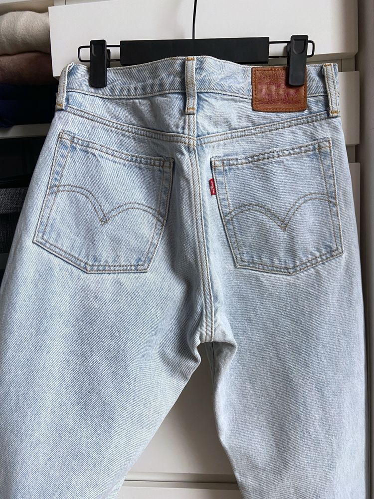 Spodnie jeansy Levi’s W26 wysoki stan XS/S mom przetarcia
