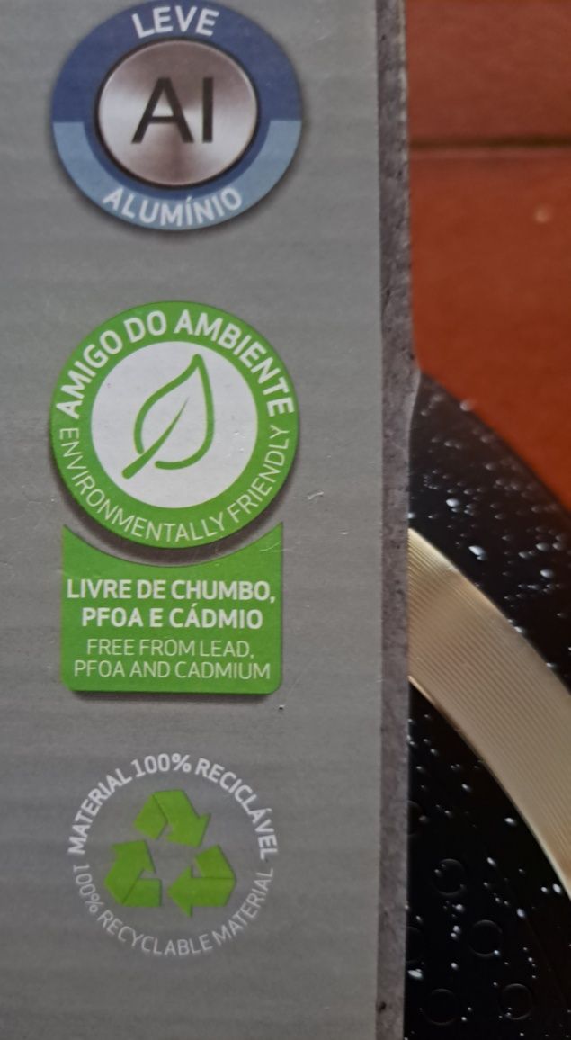 Frigideira 28cm diâmetro.