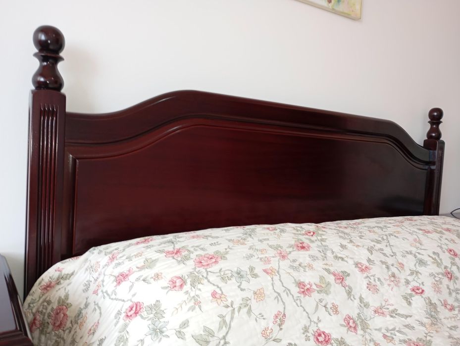 Cama casal 190x140 e 2 mesas de cabeceira , em muito bom estado