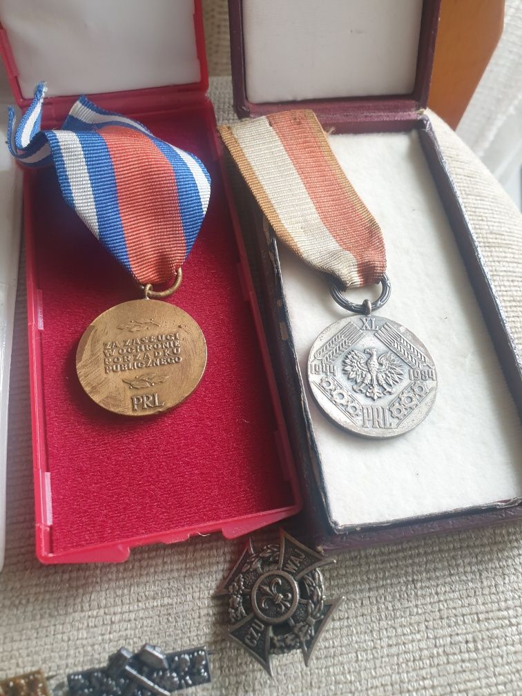 Odznaki , medale.