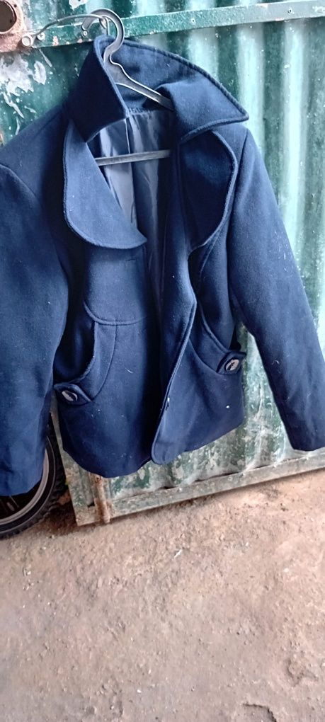 Roupa senhora M/L (23 peças) casacos, ganga, tops, t-shirts,