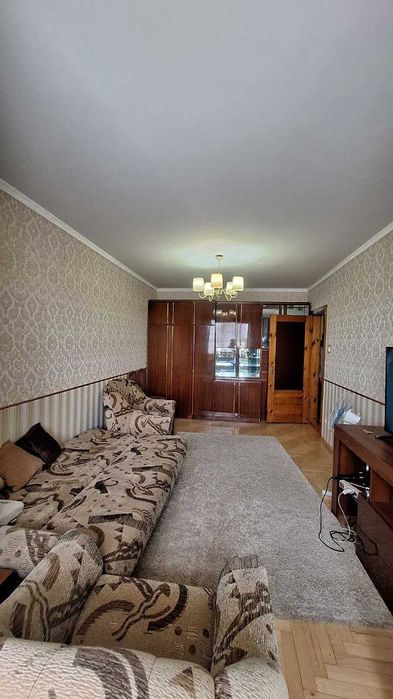 Продається трикімнатна квартира по вул. Білозіра