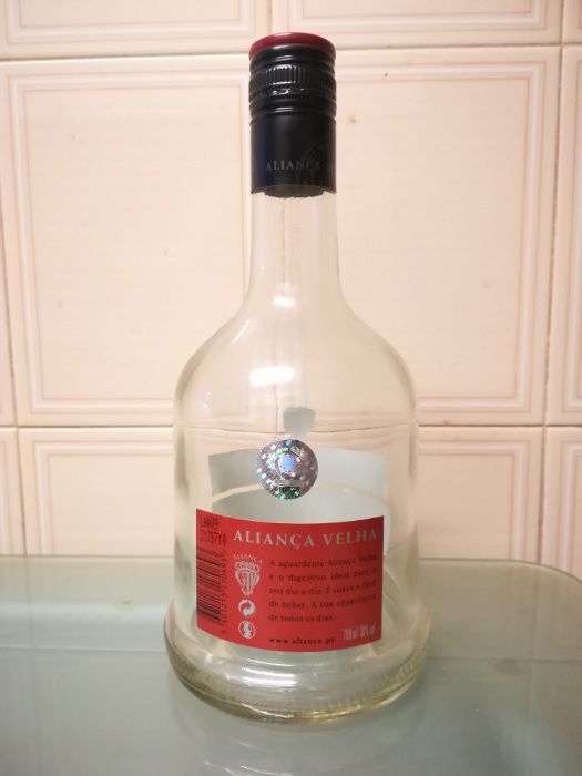 Garrafa vazia de Aliança Velha (para coleccionadores).