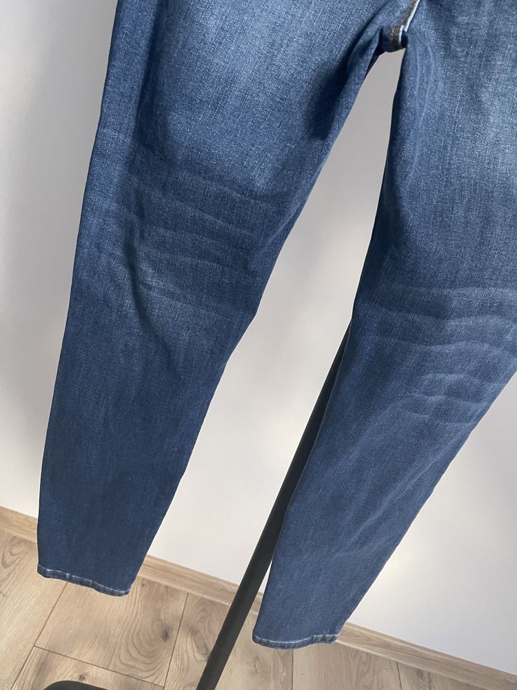 Elastyczne jeansy rurki z wysokim stanem z dziurami Simply Be r.44