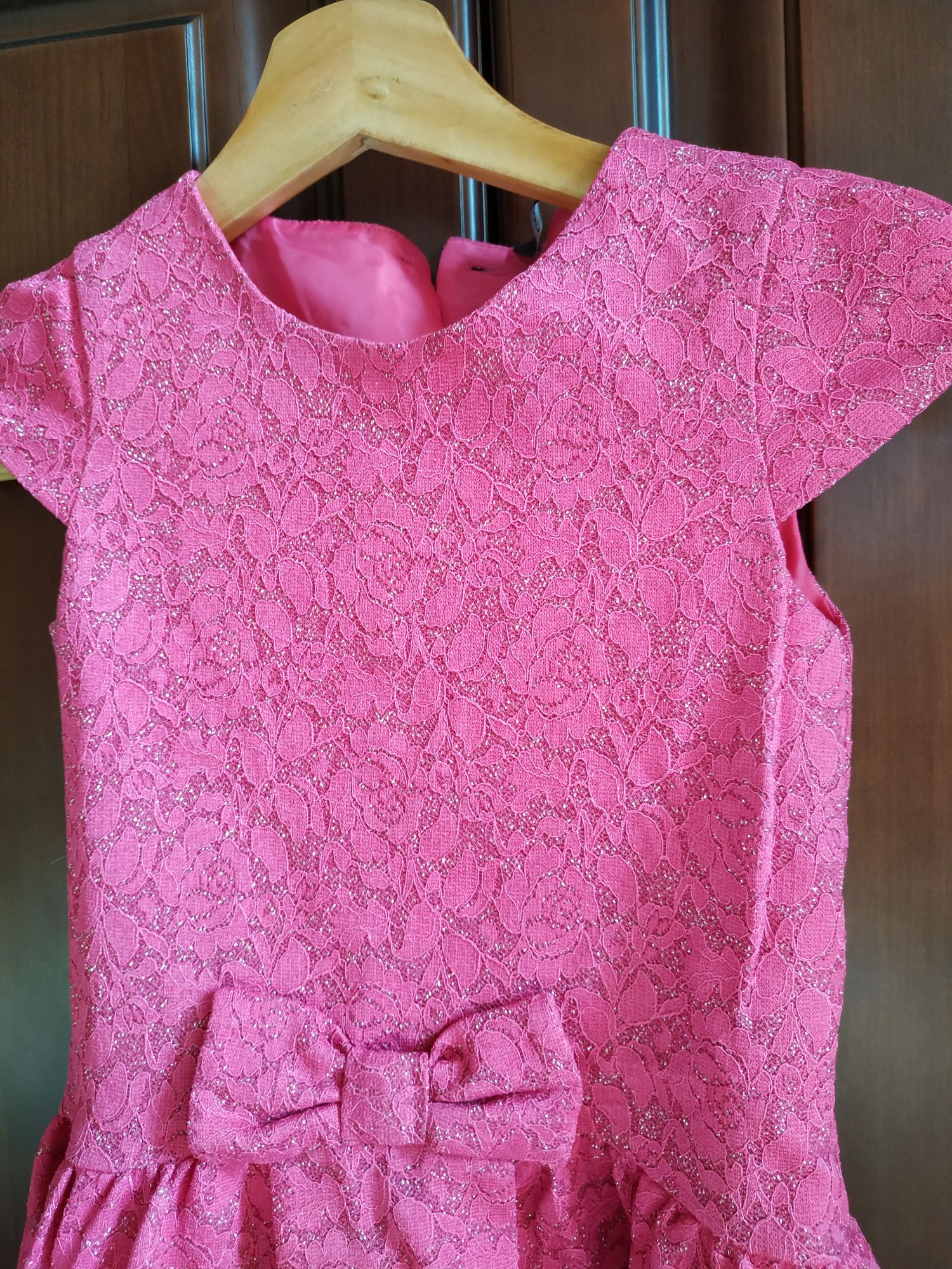 Нарядное яркое кружевное розовое с блёстками платье на 3-6 лет