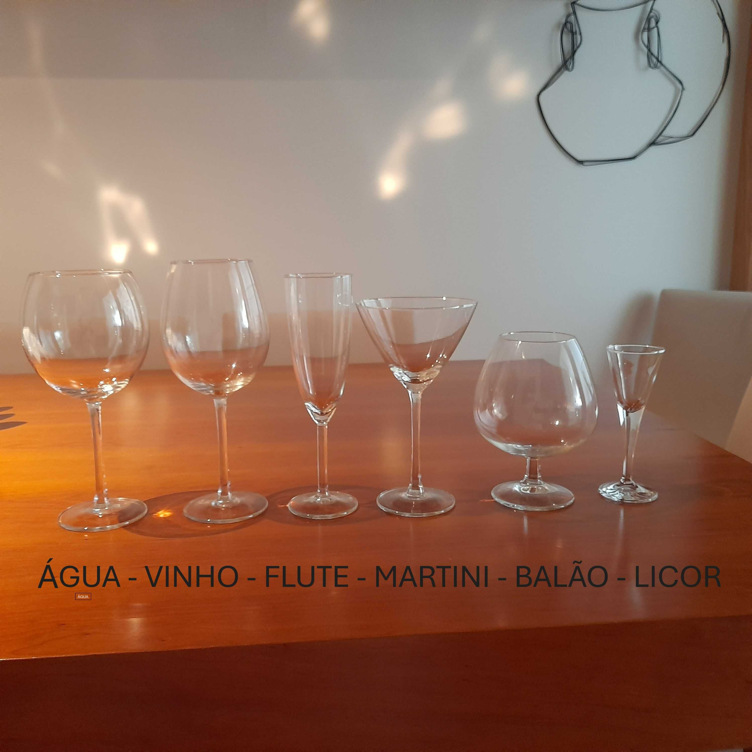 Elegante conjunto de copos de vidro de pé alto
