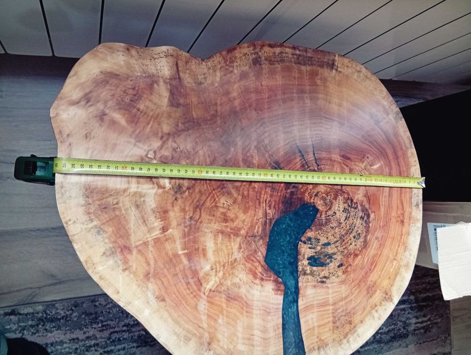 Stolik kawowy z plastra i zywicy epoksydowej