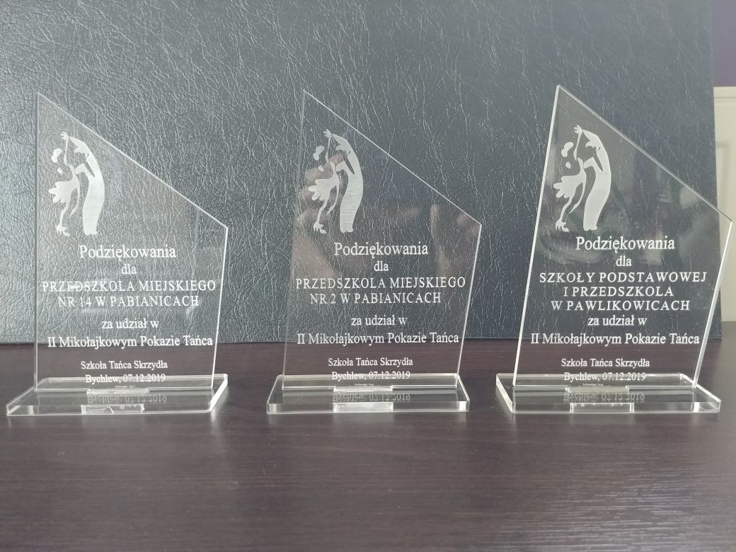 Statuetka grawerowana ze szkła akrylowego
