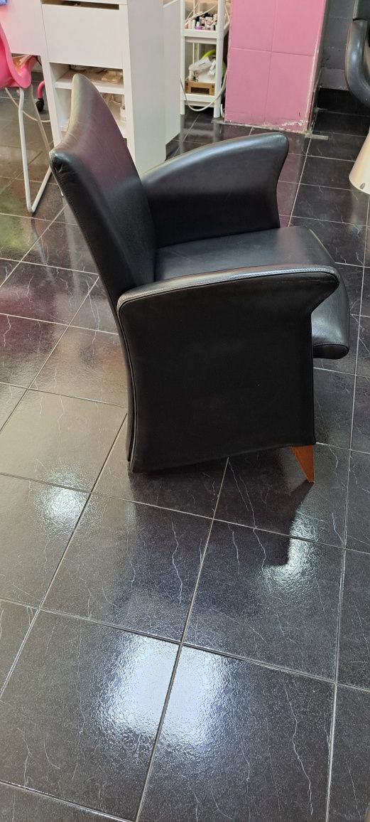 Cadeirão  em pele genuína  preto