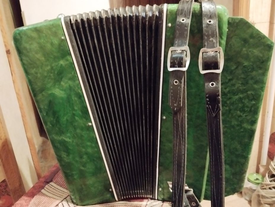 Нужна хорошая гармонь? Тогда это она. Беларусь,чётырехголосая.