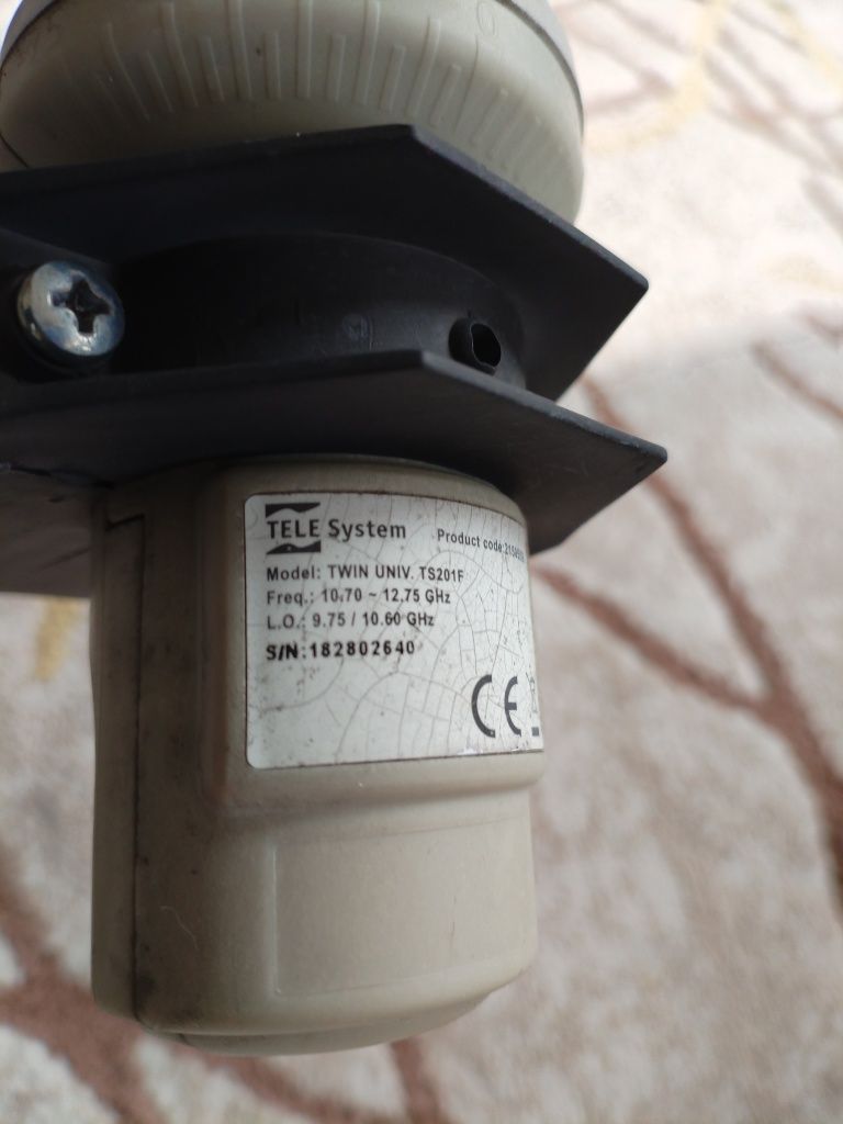 Antena satelitarna z konwerterem i uchwytem balkonowym