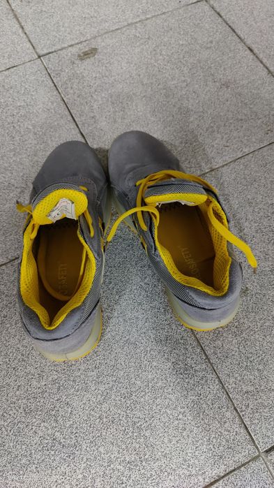 Sapatos de segurança e botas novas