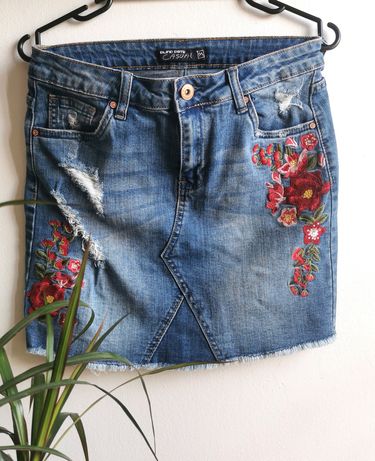 Jeansowa spódniczka z wyszywanymi kwiatkami