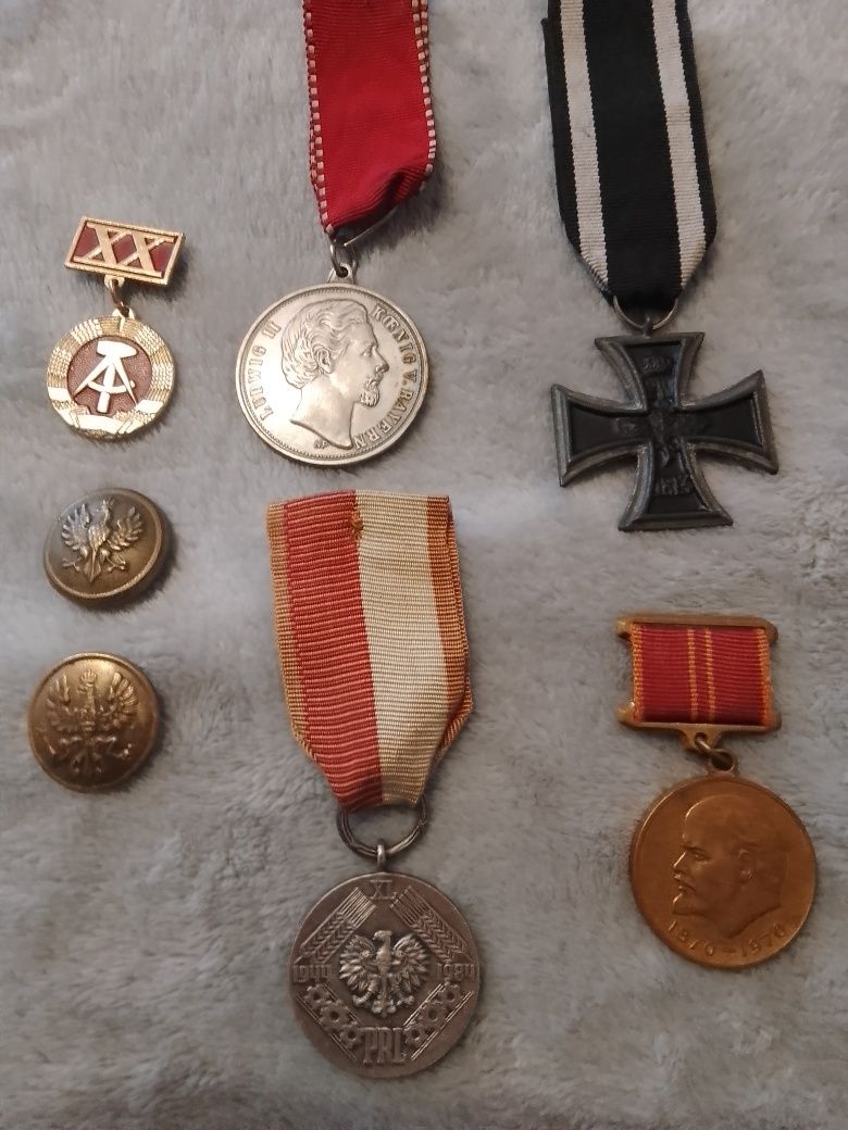 Medal z PRL Walka Praca Socjalizm oraz zestaw zapinek