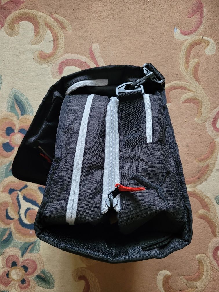 Sportowa torba Puma, rozkładana z miejscem na buty itp.